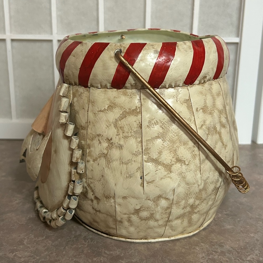 Santa Metal Bucket - Picture 5 of 10